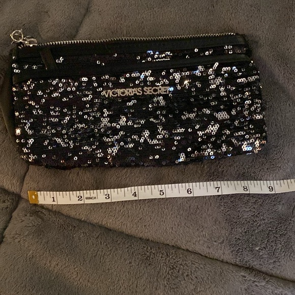 Victoria’s Secret zip bag - Picture 2 of 7